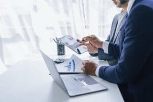 Using,Tablet,Pc,,Consultant,Between,Bookkeepers,And,Accounting,Lawyer,Consultation