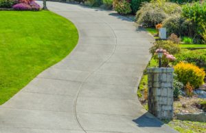 Curved,Driveway,To,The,Building,,House,With,Nicely,Landscaped,And